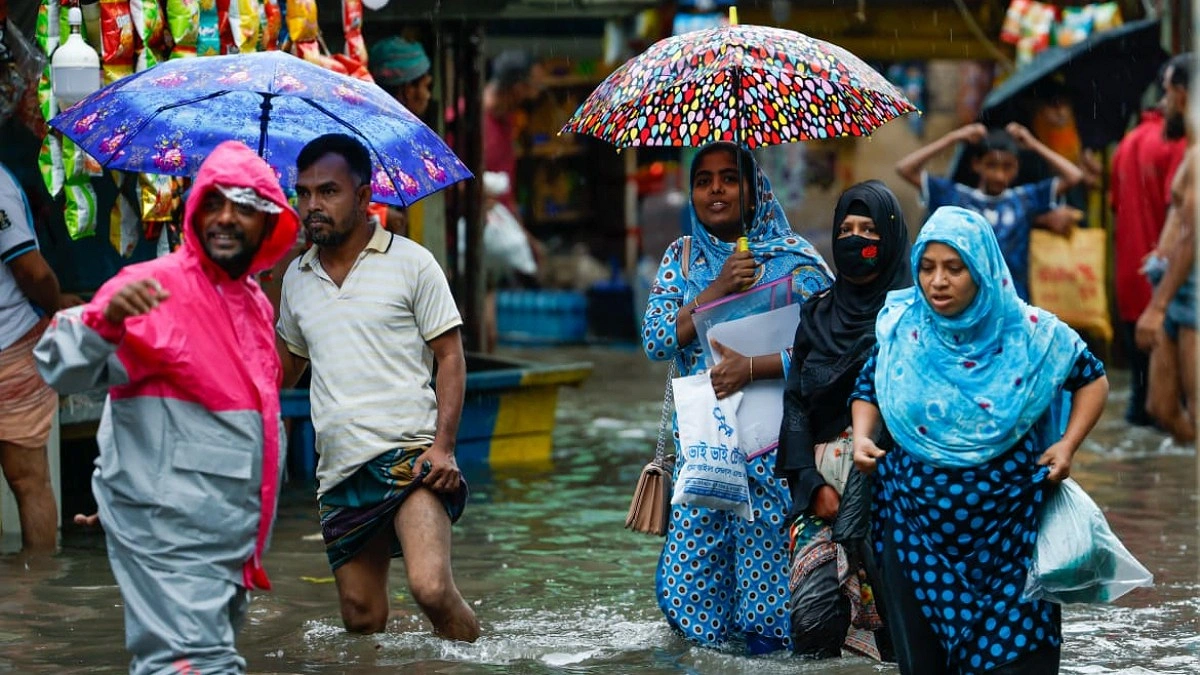 টানা বৃষ্টিতে ঢাকায় জলাবদ্ধতা, ডুবে গেছে অলিগলি-প্রধান সড়ক