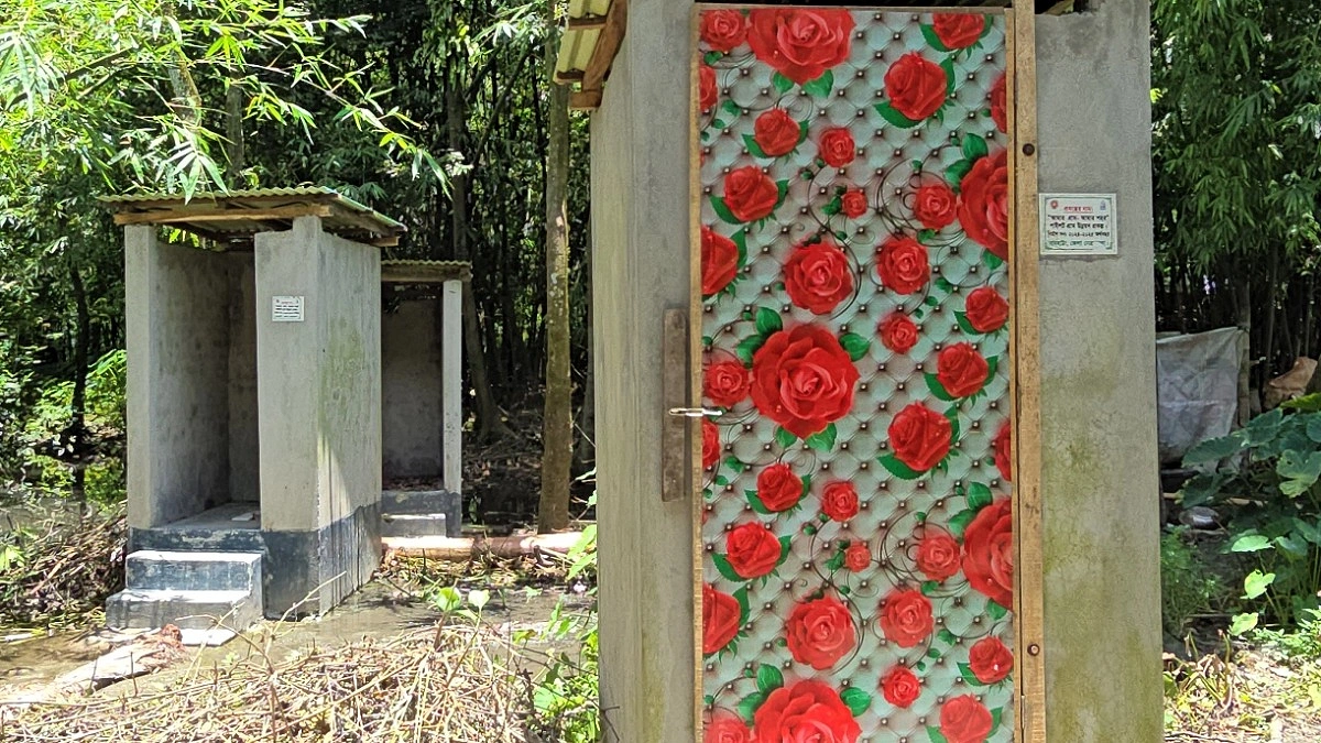 ‘টয়লেটের পিলারে এক রড, খসে পড়ছে প্লাস্টার’