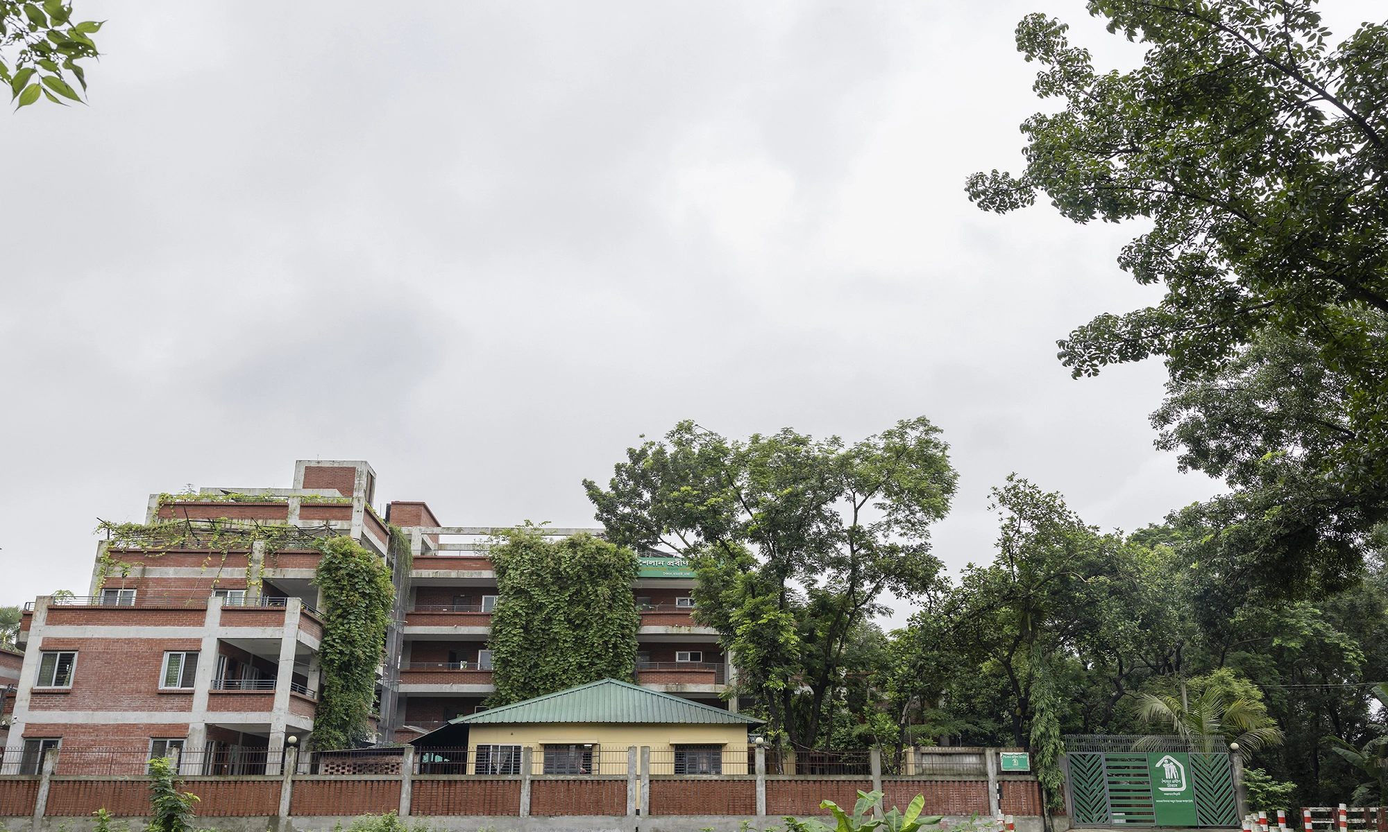 চারদিক প্রাচীর দিয়ে ঘেরা। ভেতরে ছিমছাম চারতলা আবাসিক ভবন।