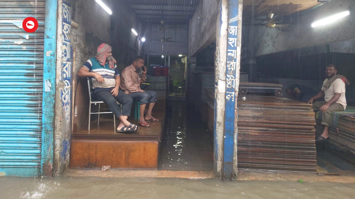 পানি জমায় বিপাকে স্টিলের দোকানদাররা- আগামীর সময়