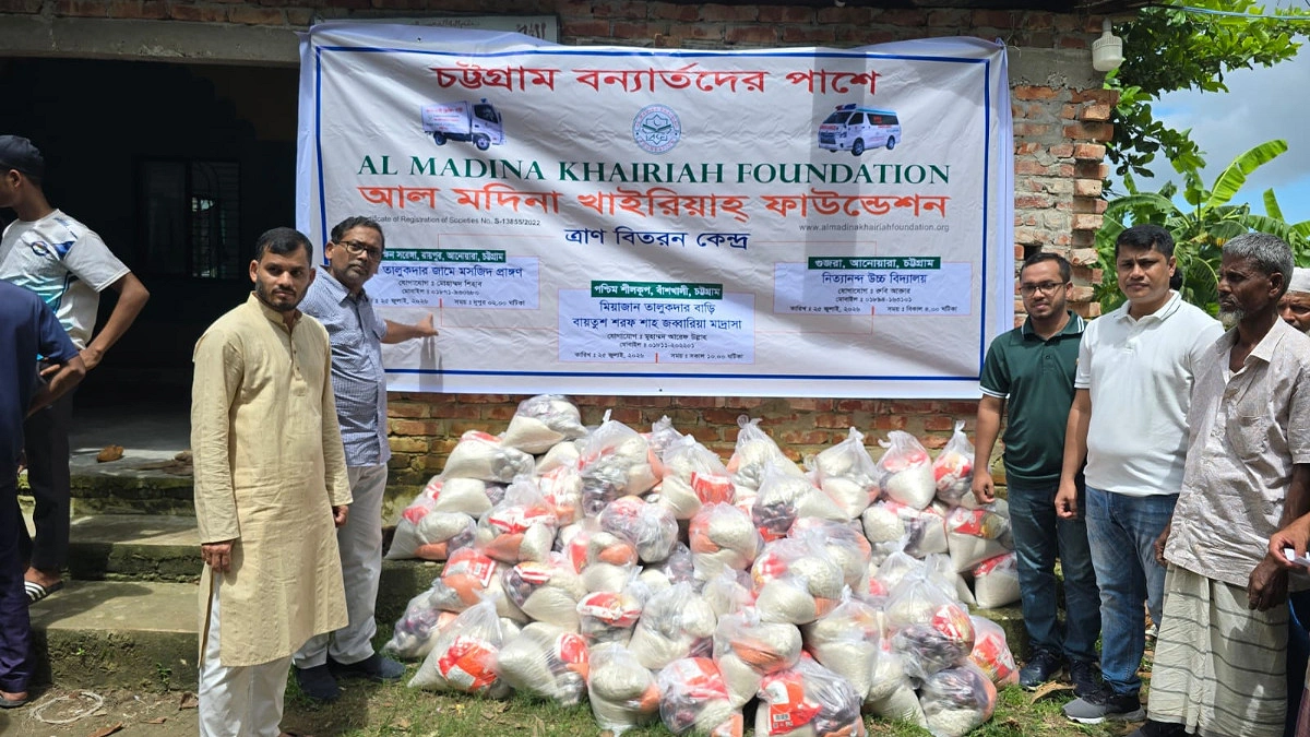 চট্টগ্রামে বন্যার্তদের মাঝে আল মাদিনা খাইরিয়া ফাউন্ডেশনের খাদ্যসামগ্রী বিতরণ