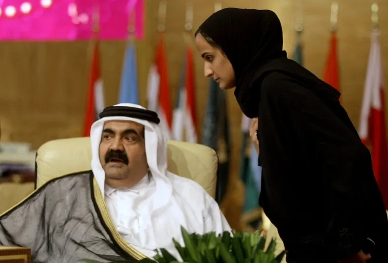 দোহায় আরব লীগের শীর্ষ সম্মেলনে মেয়ে হিন্দের সঙ্গে শেখ হামাদ