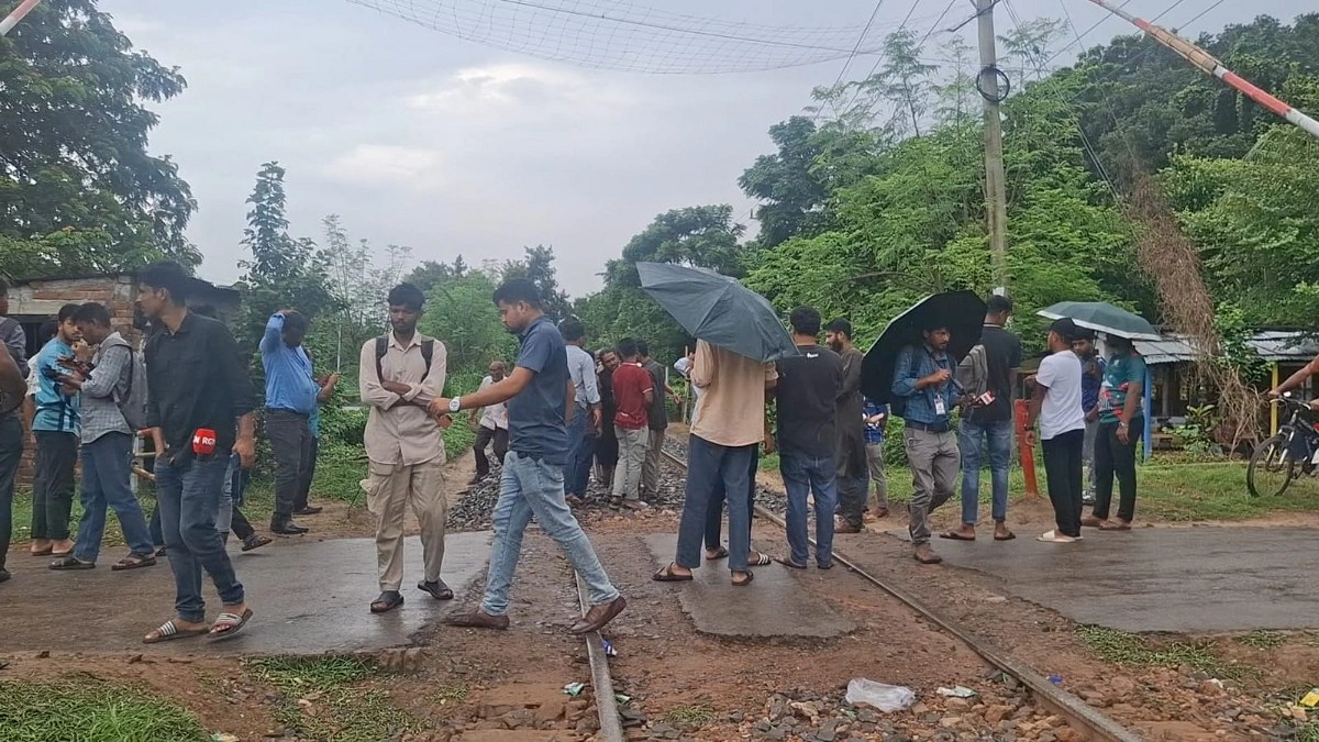 রাবি শিক্ষার্থীদের অবরোধ প্রত্যাহার, সিডিউল বিপর্যয়ে এক ডজন ট্রেন