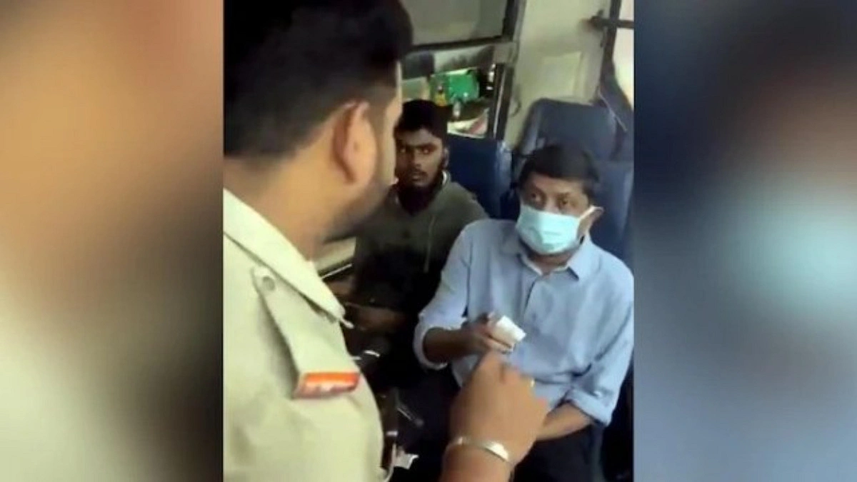 যাত্রীবেশে বাসে পরিবহনমন্ত্রী, ভাংতি না পেয়ে নামিয়ে দিল কন্ডাক্টর