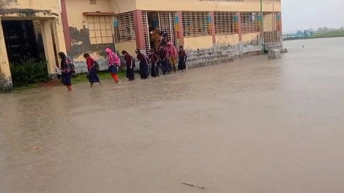 হাঁটুসমান পানি মাড়িয়ে স্কুলে যায় শিশুরা