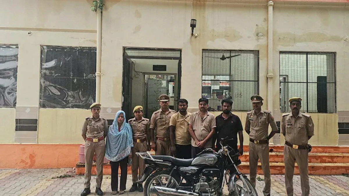দুধে ওষুধ, রুমে ছাড়া হয় সাপ