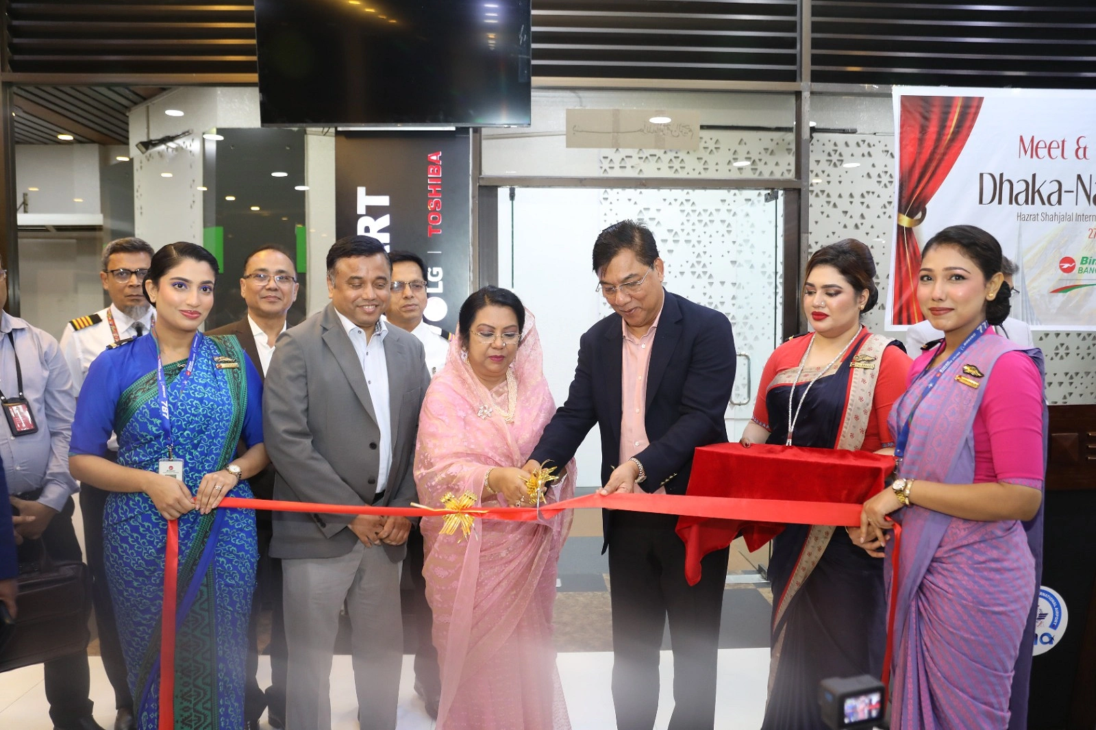 ফিতা কেটে ফ্লাইটটির আনুষ্ঠানিক উদ্বোধন করেন বিমানমন্ত্রী ও প্রতিমন্ত্রী। ছবি: আগামীর সময়