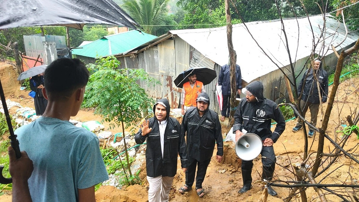 কক্সবাজারে পাহাড়ধস, সরিয়ে নেওয়া হচ্ছে বাসিন্দাদের