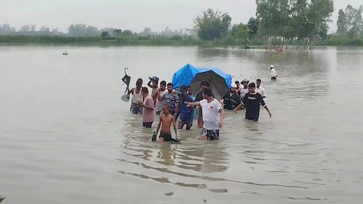 কোমরসমান পানি পেরিয়ে মায়ের লাশ কাঁধে নিয়ে কবরস্থানে সন্তানরা