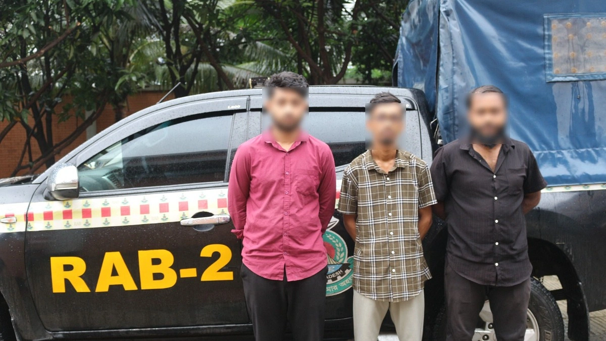 চোরাই মোবাইলের যন্ত্রাংশ পাল্টে অপরাধীদের কাছে বিক্রি
