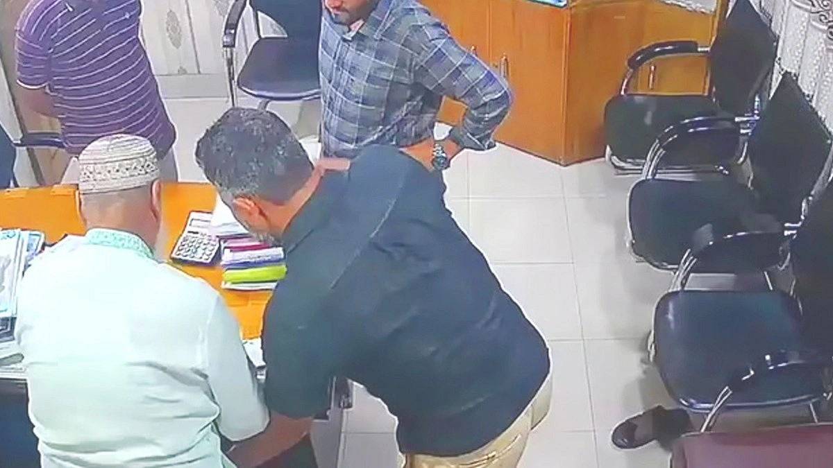 ব্যবসায়ীর অণ্ডকোষ চেপে চেক ও স্ট্যাম্পে সই, গ্রেপ্তার ২