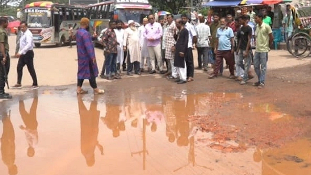 বাস টার্মিনালের সামনে জরাজীর্ণ সড়ক, ভোগান্তিতে যাত্রীরা