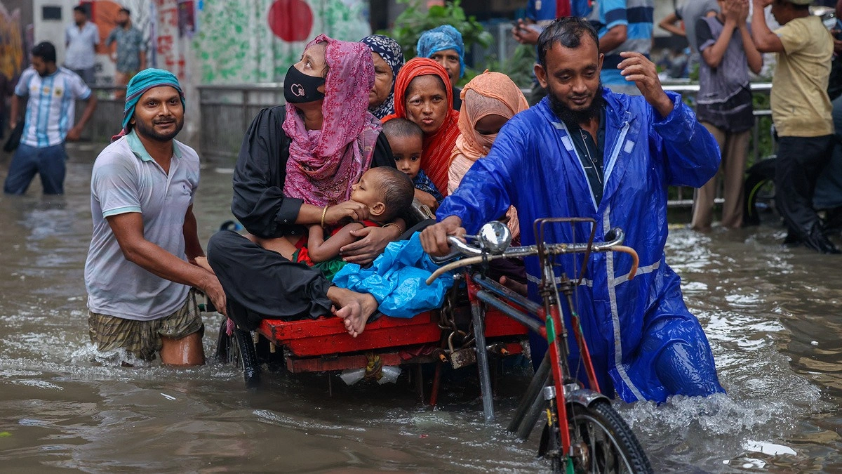 ভ্যানে ভরসা কাজীপাড়া, মিরপুর এলাকা। ছবি তুলেছেন— শামীম-উস-সালেহীন