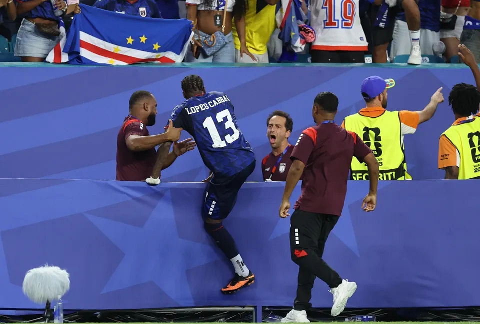 এভাবেই নিরাপত্তা বেষ্টনী টপকে যান সিডনি লোপেস কাব্রাল।