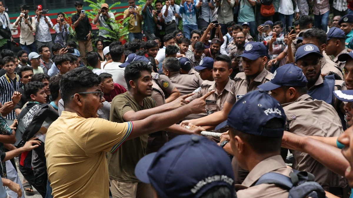 প্রধানমন্ত্রীর অনুষ্ঠানস্থলের পাশেই বিক্ষোভে শিক্ষার্থীরা, পুলিশের বাধায় হট্টগোল