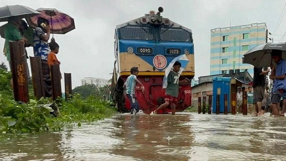 ঝড়ের রাতে পরিবার নিয়ে অনিশ্চয়তায় হাজার যাত্রী