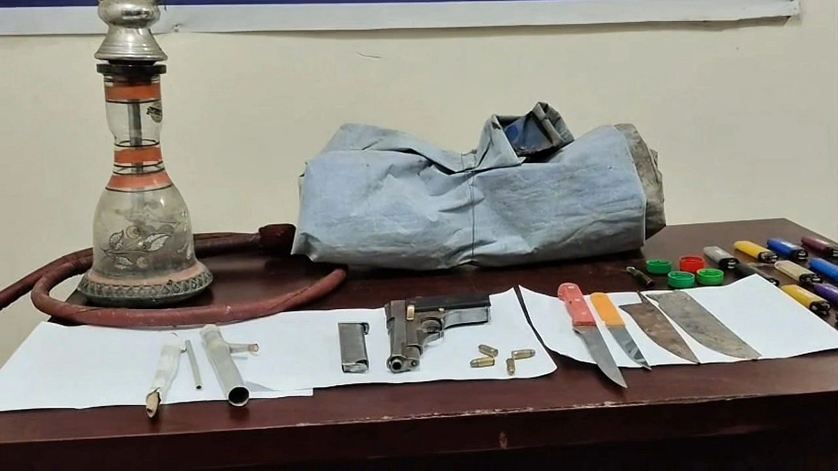 মাদক কারবারির বাড়ি থেকে বিদেশি পিস্তল ও গুলি উদ্ধার