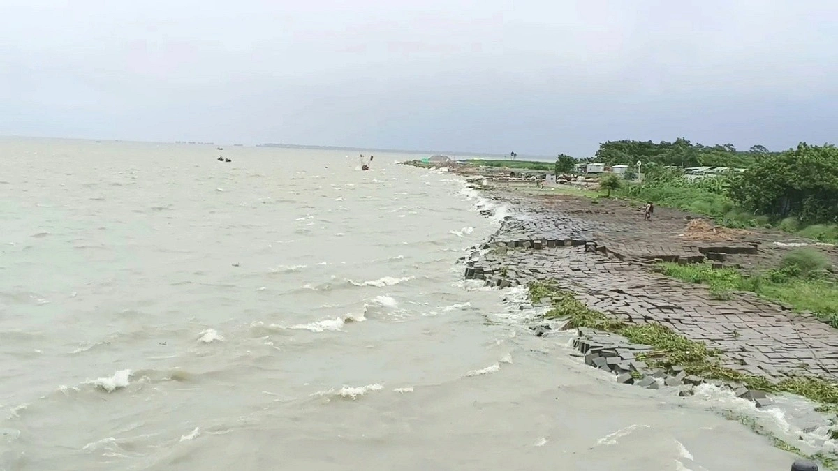 উত্তাল মেঘনা, ভোলায় ৫ নৌপথে বন্ধ লঞ্চ