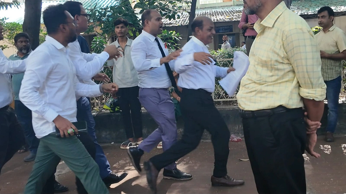 জয় বাংলা স্লোগানে তোপের মুখে আওয়ামীপন্থী আইনজীবীরা