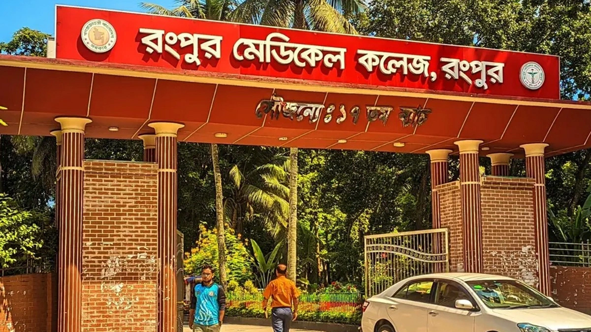 রিকশা নিয়ে যাচ্ছিলেন চালক, ছয়তলা ভবন থেকে মাথায় পড়ল ইট